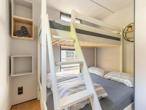 福伦丹Comfortable houseboat in Marina Volendam的一间带双层床和床的小卧室