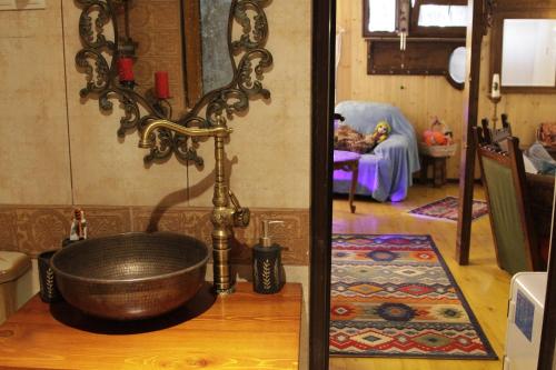 西格纳吉budabu的带浴缸的浴室,铺有木地板