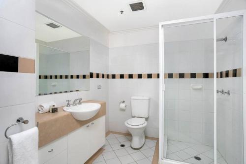 悉尼ALF49-Huge 2BR Penthouse Style, Great Water Views的一间带卫生间和玻璃淋浴间的浴室