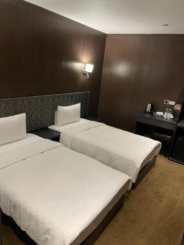 台北水滴米窝的酒店客房配有两张床和一张书桌