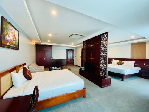 太原省金泰酒店的酒店客房配有两张床和一张书桌