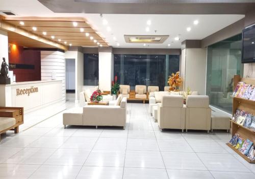 胡志明市凯欢公寓式酒店的一间商店里配有沙发和椅子的等候室