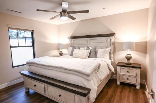 普雷斯科特South Montezuma Properties LLC的一间卧室配有一张大床和吊扇