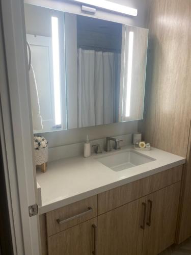 普雷斯科特South Montezuma Properties LLC的一间带水槽和大镜子的浴室