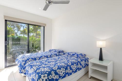 彩虹海滩Rainbow Surf 5的一间卧室设有两张床和窗户。