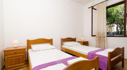 马拉诺维奇Apartments by the sea Prozurska Luka, Mljet - 617的一间卧室设有两张床和窗户。