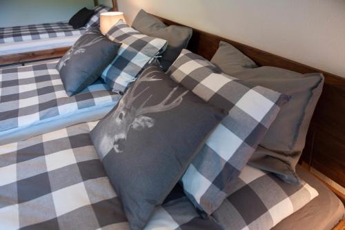 施瓦尔茨湖Chalet Alte Post的床上配有枕头,上面有狼