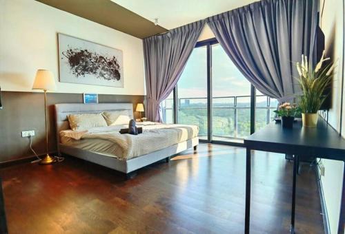 努沙再也0813 Almas suites NETFLIX 100mbps By STAY的一间卧室设有一张床和一个大窗户