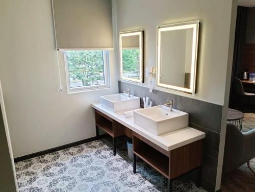 新山NB HOTEL的浴室设有2个水槽和2面镜子