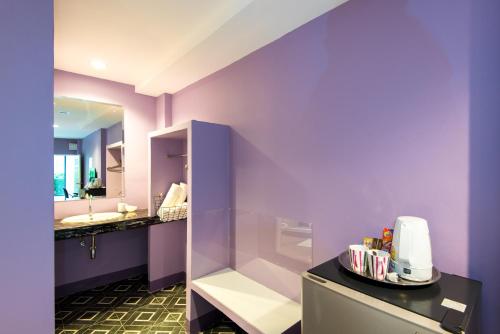 莱卡邦丁香休闲公寓酒店的紫色浴室设有水槽和镜子