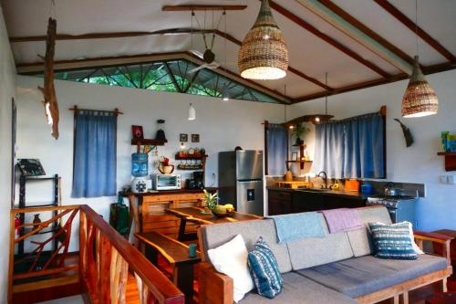圣伊格纳西奥Alma Del Rio Eco-Comfort on the water的带沙发的客厅和厨房