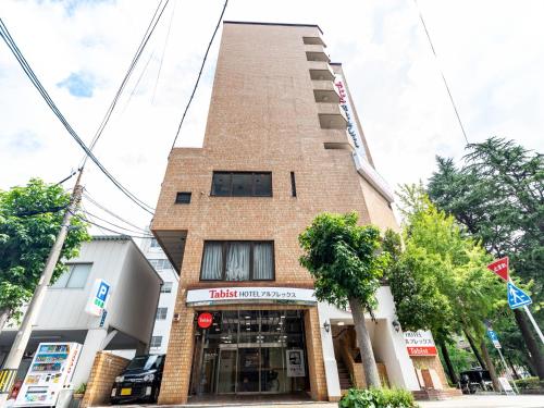周南市Tabist HotelArflex Tokuyama Station的建筑前的高楼