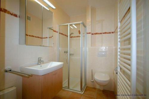 南赫夫特Haus-Boehler-Heide-Ferienwohnung-C2的带淋浴、盥洗盆和卫生间的浴室