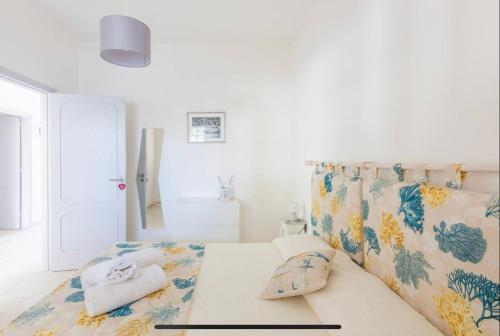 莱波拉诺Stella Marina - Porto Pirrone Paradise Beach的白色客房,配有带毛巾的床
