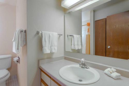印第安纳波利斯Norwood Inn & Suites Indianapolis East Post Drive的一间带水槽、卫生间和镜子的浴室