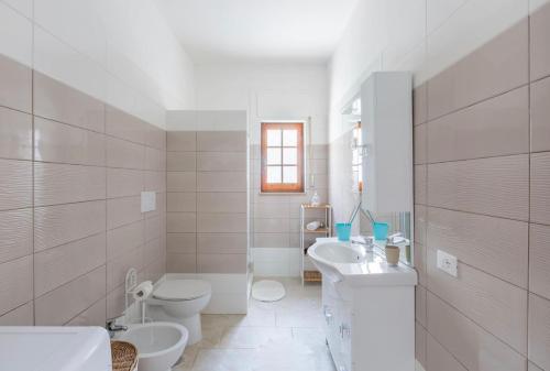莱波拉诺Stella Marina - Porto Pirrone Paradise Beach的白色的浴室设有卫生间和水槽。