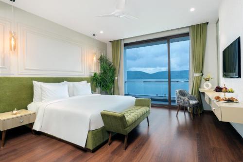 乌代浦'ZANA' Lakeview Resort - most scenic lakeside resort的一间卧室设有一张大床和一个大窗户