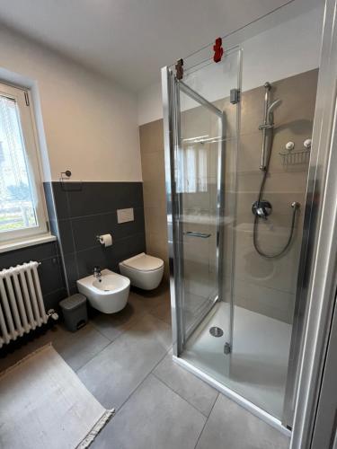 福尔加里亚Trentino Apartments - Casa Laita的带淋浴和卫生间的浴室
