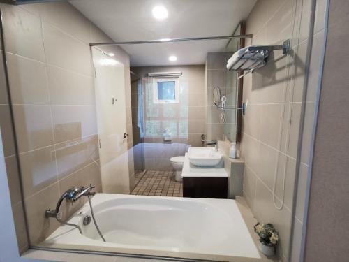 怡保Ipoh The Heaven Central Lakeview Suite 3rooms 3-8pax的带浴缸、盥洗盆和卫生间的浴室