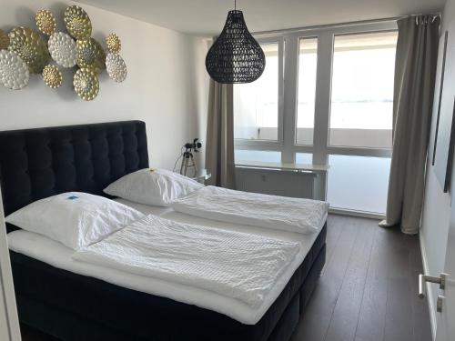 不来梅港Weser-Traum的卧室设有两张单人床和窗户。