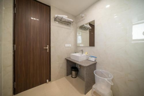 斋浦尔Sheerha Royal Residency的一间带水槽和镜子的浴室