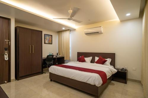 斋浦尔Sheerha Royal Residency的一间卧室配有一张大床、一张桌子和一张四柱床。