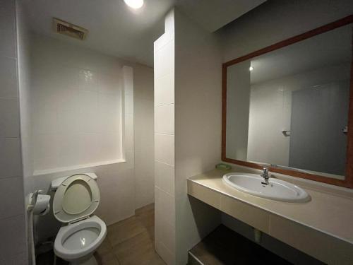 Chai BadanNaraigrand Hotel (โรงแรมนารายณ์แกรนด์)的一间带卫生间、水槽和镜子的浴室