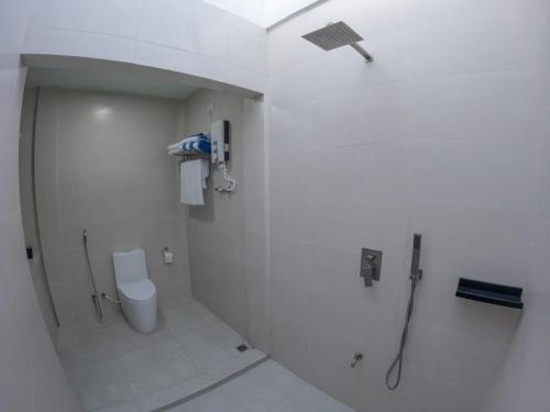 甘岛Clouds Beach Retreat Laamu Gan的带淋浴和卫生间的白色浴室