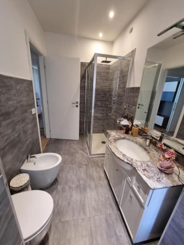 佩鲁贾Bartolo43的一间带两个盥洗盆、淋浴和卫生间的浴室