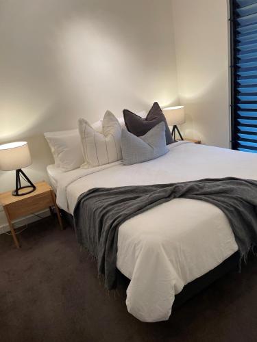 墨尔本Heart of St Kilda的卧室配有带枕头的大型白色床