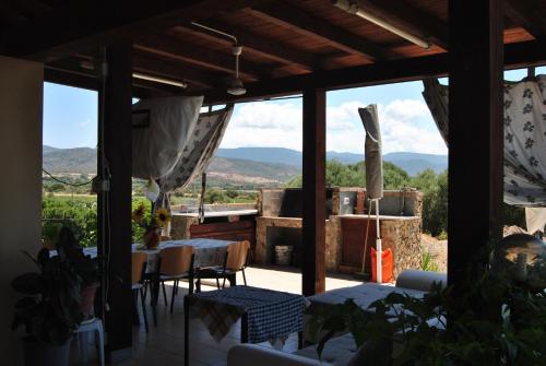 MaracalagonisVilla Maria的庭院配有桌椅,享有山脉美景。