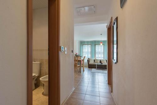 巴尔奇克Villa ADORA的走廊设有浴室和客厅