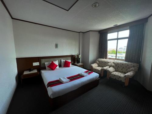 合艾大河酒店的酒店客房设有床、沙发和窗户。