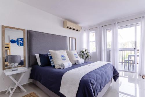 理查兹湾Mzingazi Accommodation的一间卧室配有带毛巾的床