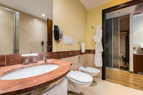 卡萨诺韦米兰马尔彭萨机场皇冠假日酒店的一间带水槽和卫生间的浴室