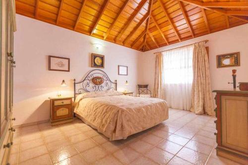丰卡连特德拉帕尔马Balcón Atlántico的一间卧室设有一张床和木制天花板