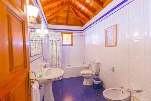 丰卡连特德拉帕尔马Balcón Atlántico的浴室配有盥洗盆、卫生间和浴缸。