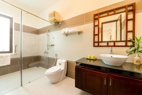 会安Puravida Villa Hoi An 2的浴室配有卫生间、盥洗盆和淋浴。