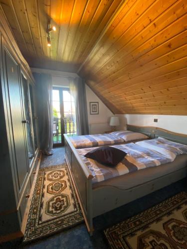 奥特鲁普Appartement am Stadtpark的一间卧室设有一张带木制天花板的大床