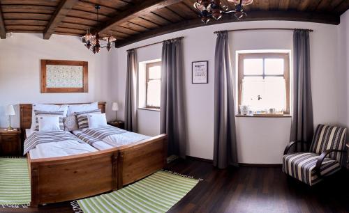 ÉrpatakZsindelyes Cottage的一间卧室设有一张大床和一个窗户。