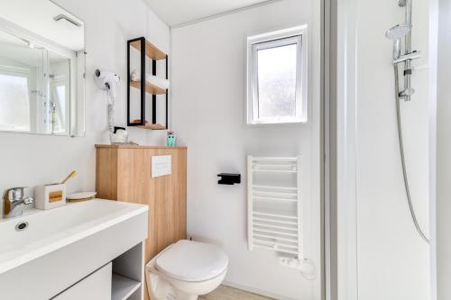 佩皮尼昂Camping maeva Escapades Les Cottages de Perpignan的白色的浴室设有卫生间和水槽。