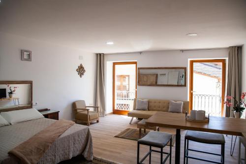 阿拉力兹A casa do Xastre的一间卧室配有一张床铺和一张桌子,还有一间用餐室