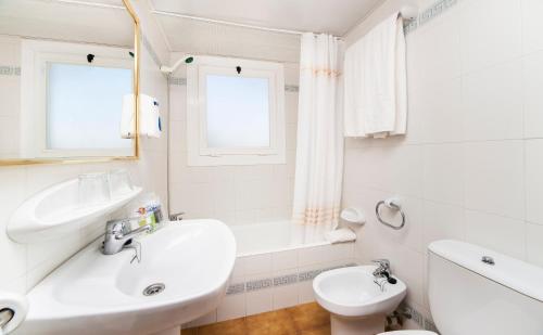 卡拉维尼耶斯Globales Apartamentos Cala Viñas ONLY ADULTS 16的白色的浴室设有水槽和卫生间。