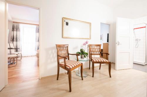 梅尔克祖福斯特恩玛达尔咖啡餐厅酒店的客厅配有两把椅子和一张桌子