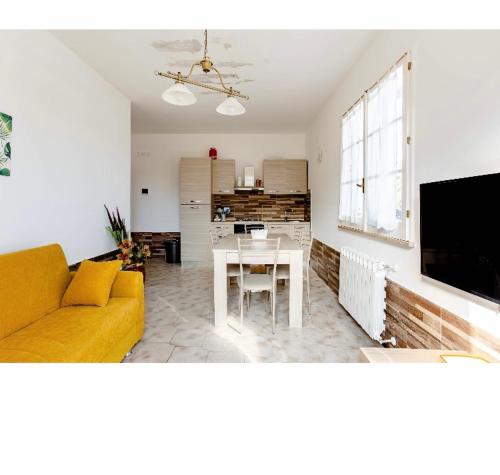 奥古斯塔Villa Angela的客厅配有黄色的沙发和桌子