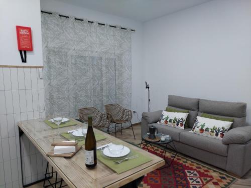 阿尔豪林德拉托里Avocado Suite by Alhaurín Loft City Center的客厅配有沙发和桌子