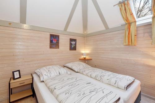 基希海姆Ferienhaus Simone的木墙客房内的一张大床