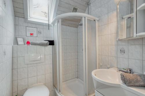 基希海姆Ferienhaus Simone的带淋浴、卫生间和盥洗盆的浴室