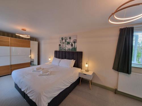 布里斯托Kingsfield House by Cliftonvalley Apartments的一间卧室配有一张带白色床单的大床