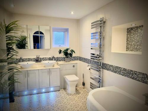 布里斯托Kingsfield House by Cliftonvalley Apartments的白色的浴室设有2个盥洗盆和1个卫生间。
